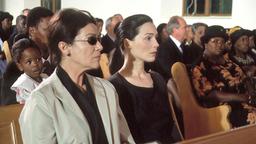 Nach Stefans tödlichem Absturz mit seiner Cessna: Denise (Hannelore Elsner) und Miriam (Julia Stemberger) beim Beerdigungsgottesdienst.