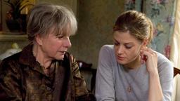 Nach und nach beginnt Fiona (Hannelore Hoger), ihre Enkelin Leslie (Marie Bäumer) in ein dunkles Familiengeheimnis einzuweihen.
