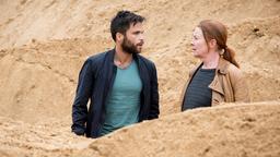 Anne Marie Fuchs (Lina Wendel) und Youssef El Kilali (Karim Cherif) ermitteln in der Kiesgrube von Carsten Mehring.