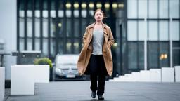 Anne Marie Fuchs (Lina Wendel) wird im Düsseldorfer Hafen von einem Van verfolgt.