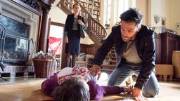Youssef (Karim Cherif) steckt bis zum Hals in Schwierigkeiten: Bei der Ankunft in ihrem Haus findet er seine Auftraggeberin, Astrid Altmann (Doris Plenert), tot auf. Und wird von ihrer Tochter Katja Mehring (Tanja Schleiff, hinten) überrascht.