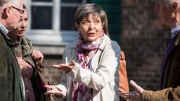 Astrid Altmann (Doris Plenert) ist eine aktive Gegnerin des Braunkohle-Tagebaus, dem schon bald ihr Heimatstädtchen Ekenbach zum Opfer fallen soll.