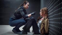 Xuân Lan (Bolor Gansuh) hat Anne Marie Fuchs (Lina Wendel) nach ihrem Einbruch bei Ruhleben entführt.