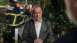 Nachdem er durch eine Unachtsamkeit bei einem Kunden eine kleine Katastrophe ausgelöst hat, steht Bernd (Harald Krassnitzer) wie ein begossener Pudel da.