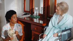 Sandra (Sophie Okonedo) und Sannie (Alice Krige).