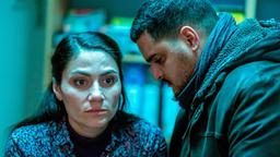 Nadia Bashmani (Halima Ilter) erfährt von ihrem Mann Ahmad (Yasin El Harrouk) vom Tod ihrer Tochter.