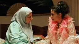 Nasrines (Yasmine Al Masri, re.) muss ihrer Mutter ein Geheimnis beichten.