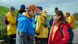 Nationalpark-Ranger Guido (Jonas Laux) möchte Jule (Marta Laubinger) nicht zur Abenteuerwanderung mitnehmen.