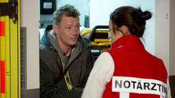 Netto (Vincent Kruger) sitzt im RTW und bittet Nina (Sabrina Amali) Paul (Paul Zichner) nicht zu kundigen.