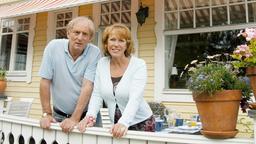 Neues Haus, neues (Ehe)Glück: Susanne (Gaby Dohm) und Leo (Günther Maria Halmer) vor ihrem Domizil in Schweden.