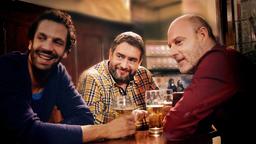 Nic (Mehdi Nebbou), HC (Alexander Hörbe) und Wolfgang (Simon Licht) sitzen in der Kneipe und trinken ein Bier.