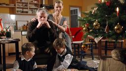 Nicht einmal an Weihnachten kann der Polizist Roman (Filip Peeters) sich auf seine Frau Silke (Andrea Lüdke) und seine Kinder konzentrieren, so sehr beschäftigt ihn sein aktueller Fall.