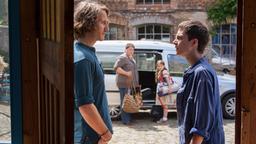 Nico (Max Hegewald,) will nicht, dass seine Schwester Leonie (Cosima Schroeder) von der Sozialarbeiterin Frau Weber (Nadine Wrietz, hinten li.) in eine Pflegefamilie gebracht wird und redet seinem Onkel Erik (David Rott) zu.