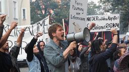 "Nieder mit dem Kapital": Alex (Jacob Matschenz) auf einer Demo