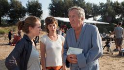 Nike (Alice Dwyer, li.), Laura (Elisebeth-Marie Leistikow) und Abraham (Vadim Glowna) 