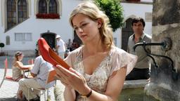 Niklas (Kai Schumann) trifft Marie (Mira Bartuschek), die sich gerade neue Schuhe gekauft hat.