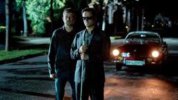 Niko (Andreas Guenther) und Haller (Philipp Hochmair, re.) geraten in eine gefährliche Situation.