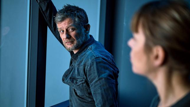 Bild: ARD Degeto/Mona Film/Tivoli Film/Philipp Brozsek Niko (Andreas Guenther) unterstützt Kommissarin Janda (Jaschka Lämmert).