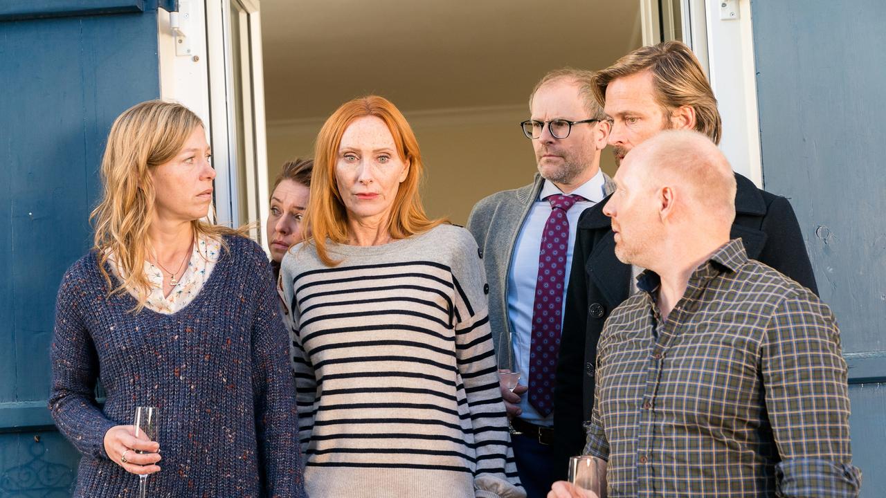 Die Familie stellt geschockt fest, dass das Bild gestohlen wurde. Von links: Felicitas (Jule Böwe), Carmen (Karolina Lodyga), Mareike (Andrea Sawatzki), Brokopp (Thomas Limpinsel), Frank (Andreas Pietschmann) und Dietrich (Simon Schwarz).
