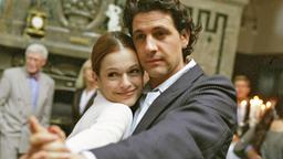Nina (Suzan Anbeh) und Niklas (Gregor Törzs) tanzen vergnügt.