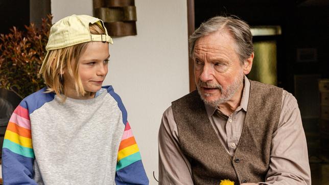 Bild: ARD Degeto/Maor Waisburd Nina (Arian Wegener, li.) vertraut Opa Thilo (Michael Wittenborn, re.).