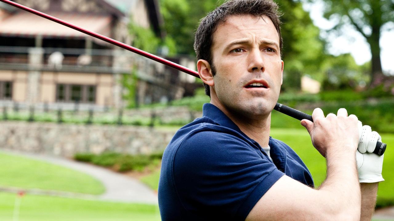 Noch ahnt der aufstrebende Manager Bobby (Ben Affleck) nicht, dass es mit dem Golfspiel bald vorbei sein wird.