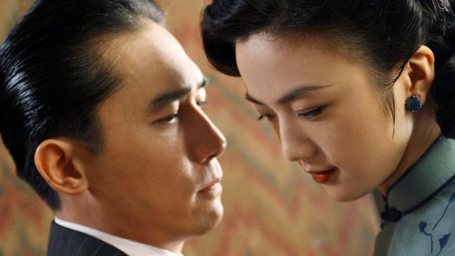 Noch ahnt der Kollaborateur Herr Yi (Tony Leung) nicht, dass die hübsche Wong Chia Chi (Tang Wei) auf ihn angesetzt wurde, um ihn zu ermorden.