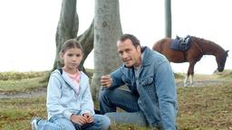 Noch ahnt die kleine Theresa (Laura Szalski) nicht, dass Thomas "Tommy" (Markus Knüfken) ihr Vater ist.