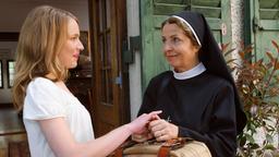 Nonne Barbara (Michaela May, re.) bringt Louisa (Anna Brüggemann) ihr Gepäck.