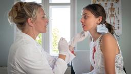 Nora (Tanja Wedhorn) behandelt Emilia (Lene Oderich) nach einem Strandunfall.