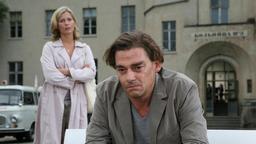 Nora (Valerie Niehaus) besucht Andrej (Martin Feifel), der nach seiner Entlassung am Boden zerstört ist.