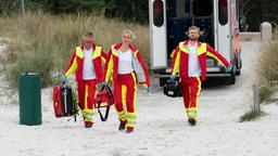 Nora Kaminski (Tanja Wedhorn) und ihr Kollege Lars Hinrichs (Bo Hansen) sowie ein weiterer Sanitäter (Wolfgang Stadler) eilen zu einem Notfall am Strand.