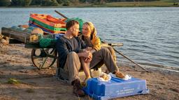 Nora (Tanja Wedhorn) mit Max (Bernhard Piesk) beim Picknick.