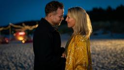 Nora (Tanja Wedhorn) und Max (Bernhard Piesk) kommen sich näher.