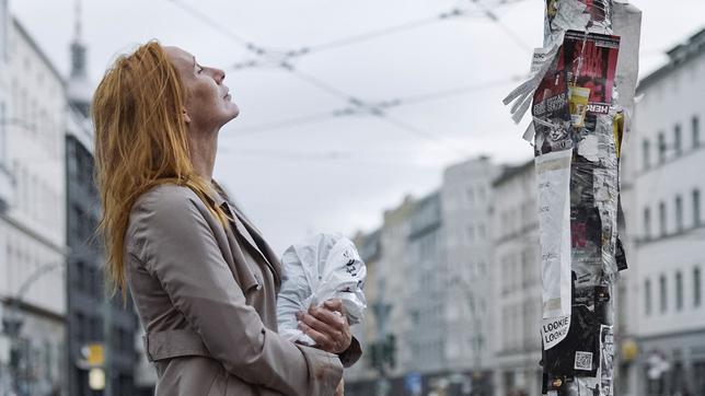 Bild: rbb/Darling Berlin/UCM.ONE An der geschäftigen Straßenkreuzung am Rosenthaler Platz erlebt eine trauernde Mutter (Andrea Sawatzki) einen kurzen Moment der Ruhe.