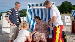 Notfall am Strand: Nora Kaminski (Tanja Wedhorn, li.) und Rettungssanitäter Lars Hinrichs (Bo Hansen, re.) behandeln Doris Hebestreit (Swetlana Schönfeld).
