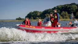 Notfall auf dem Wasser! Nora (Tanja Wedhorn, 2. v. re.) und Max (Bernhard Piesk, li.)