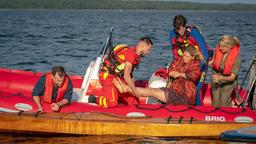 !!Notfall auf dem Wasser! Nora (Tanja Wedhorn, re.) und Max (Bernhard Piesk, li.) müssen Franziska (Tina Amon Amonsen) retten.