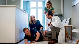 Notfall in der Praxis! Nora (Tanja Wedhorn), Hannes (Benjamin Güter) und Mandy (Morgane Ferru, hinten) versorgen den Paketboten Oliver Bröcker (Thomas Freier).