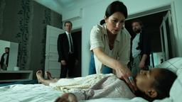 Notfall: Lost (Jan Krauter, li.), Graciana (Eva Meckbach, Mitte) und Carlos (Daniel Christensen, re.) finden die Tochter der Geisel, Imani (Luana Viegas, vorne).