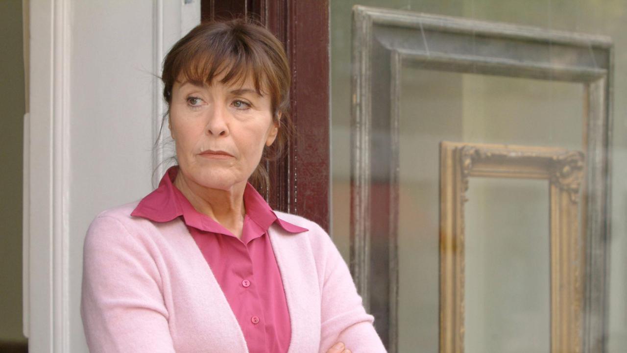 Nur langsam findet die Menschenfeindin Eva (Thekla Carola Wied) in ein fröhliches Leben zurück.