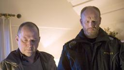 WALLANDER: Nyberg (Mats Bergman) und Svartman (Fredrik Gunnarsson) können es nicht fassen, dass ihr Kollege sich umgebracht hat.