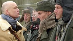 Oberst Pavlov (John Malkovich, li.) nimmt die deutschen Kriegsgefangenen ins Visier, darunter Max (Thomas Kretschmann, re.) und Klaus (Daniel Brühl, 2. v. re.).
