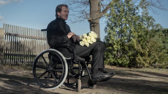 Demko (Jan Krauter) ist nach einem Unfall mit einem Blindgänger querschnittsgelähmt.
