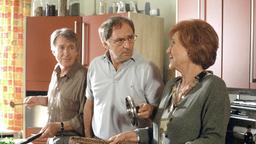 Ohne Haushälterin Alma (Veronika Fitz) wäre der Männerhaushalt von Franz (Günther Schramm, li.) und Klaus (Günther Maria Halmer) schnell am Ende.