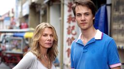 Oliver (Max Felder) besucht seine Mutter Juliane (Ursula Karven) in Malaysia.