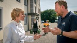 Oliver (Thomas Freier) fühlt sich von seiner Frau Rebecca (Katja Danowski) missverstanden.