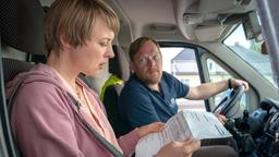 Oliver (Thomas Freier) und seine Frau Rebecca (Katja Danowski) streiten über die Kosten fürs Auto.