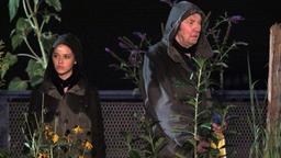 Opa Charly (Ulrich Pleitgen) hat seine Enkelin Marie (Nadine Kösters) zu einer seiner Guerilla Gardening-Aktionen mitgenommen
