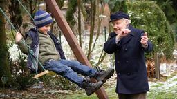Opa Friedrich (Edgar Bessen) amüsiert sich mit seinem Urenkel Nick (Jann-Piet Puddu).